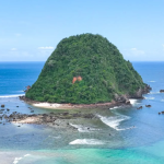 Keunikan Pantai Pulau Merah