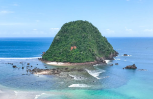 Keunikan Pantai Pulau Merah